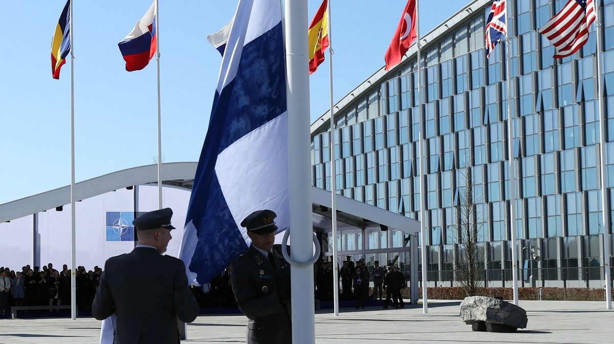 Fotky: Po desítky let neutrální Finsko vstoupilo do NATO